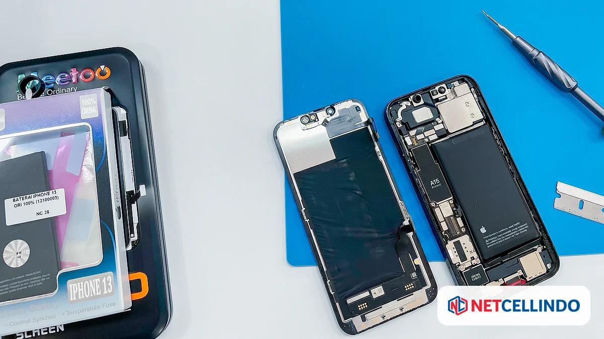LCD pengganti dan mesin HP terbuka berdampingan di meja servis NET CELLINDO