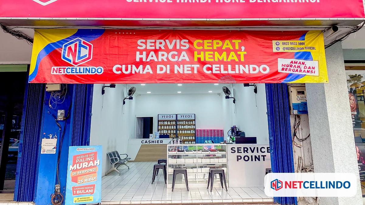 Tampak depan cabang NET CELLINDO dengan spanduk service handphone bergaransi