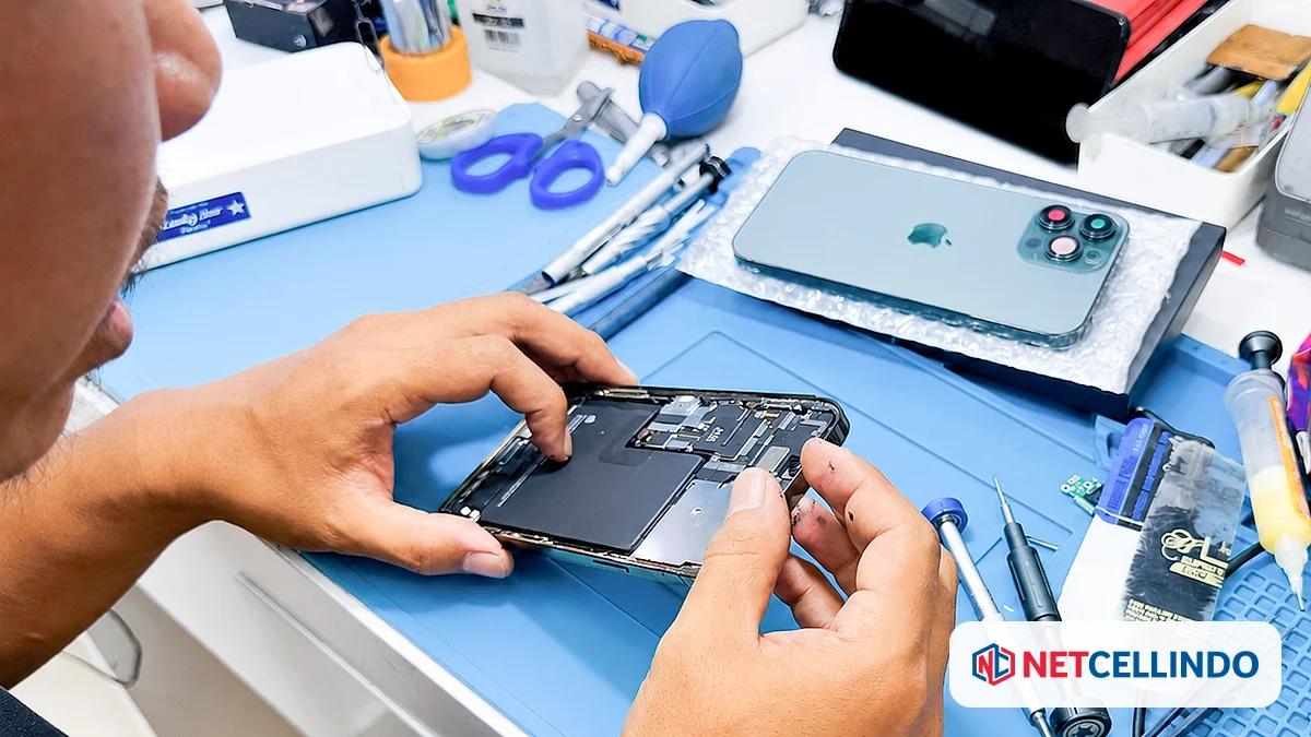 Teknisi NET CELLINDO membuka iPhone di meja servis dengan peralatan lengkap