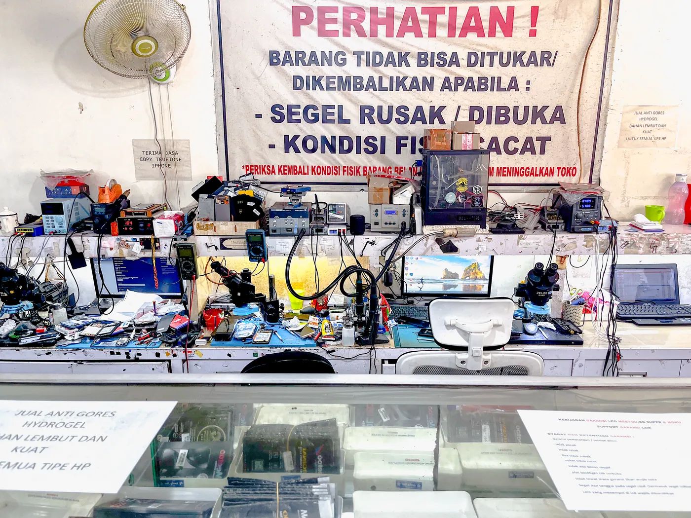 Meja kerja dan peralatan servis HP lengkap di NET CELLINDO Pangkal Pinang