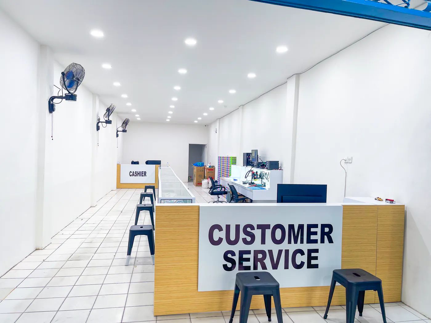 Meja customer service NET CELLINDO Banjarmasin untuk penerimaan dan konsultasi HP