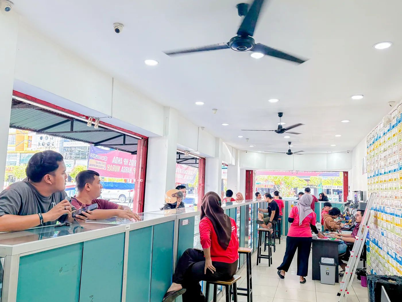 Staf NET CELLINDO Bengkulu melayani pelanggan di meja penerimaan HP