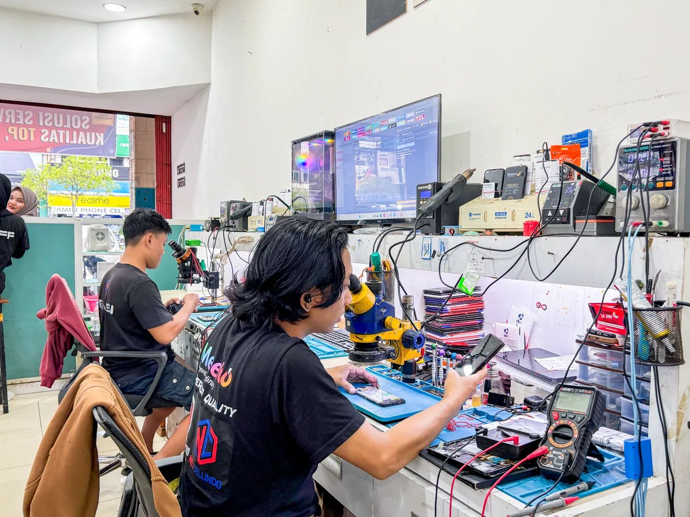 Teknisi NET CELLINDO Bengkulu memperbaiki HP dengan peralatan profesional