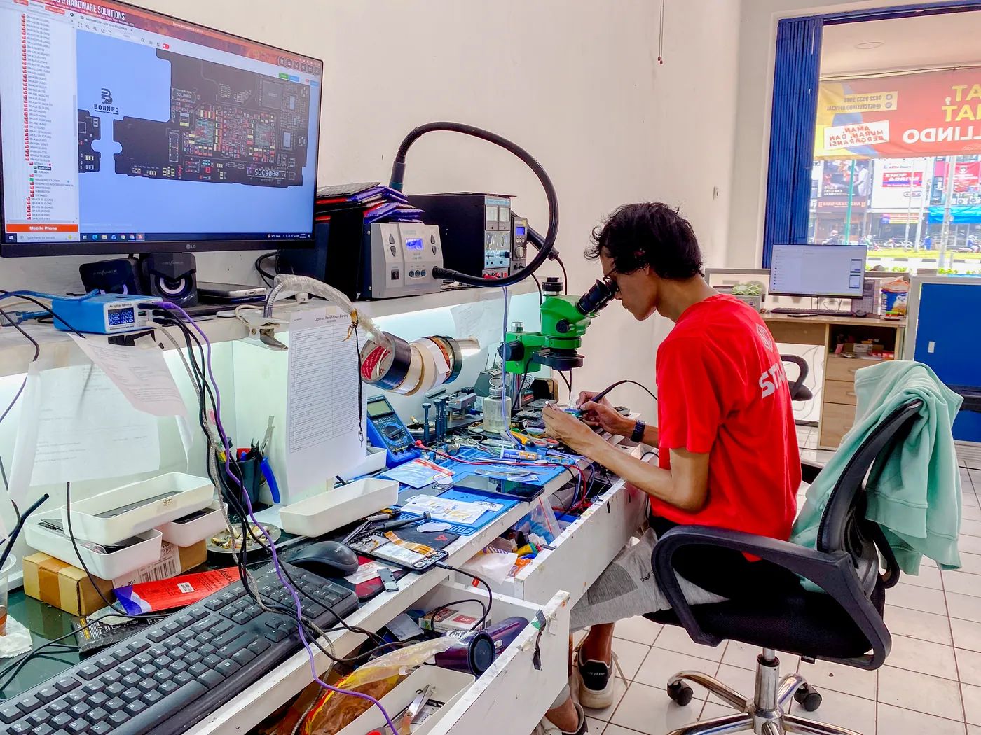 Meja kerja dan peralatan servis HP lengkap di NET CELLINDO Serpong