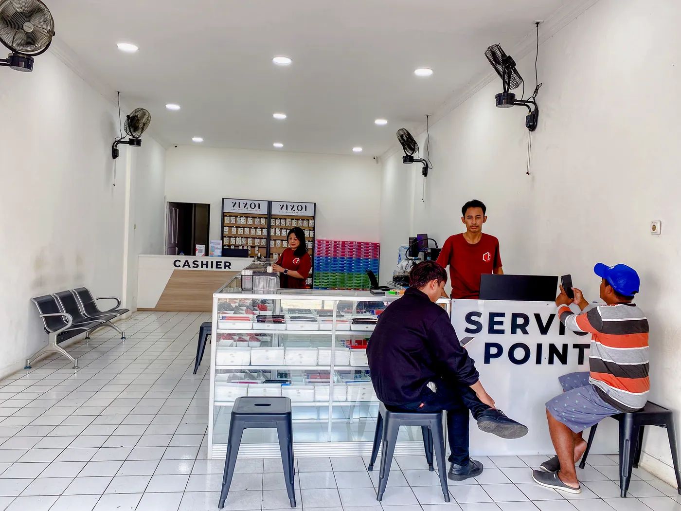 Suasana toko NET CELLINDO Serpong dengan pelanggan