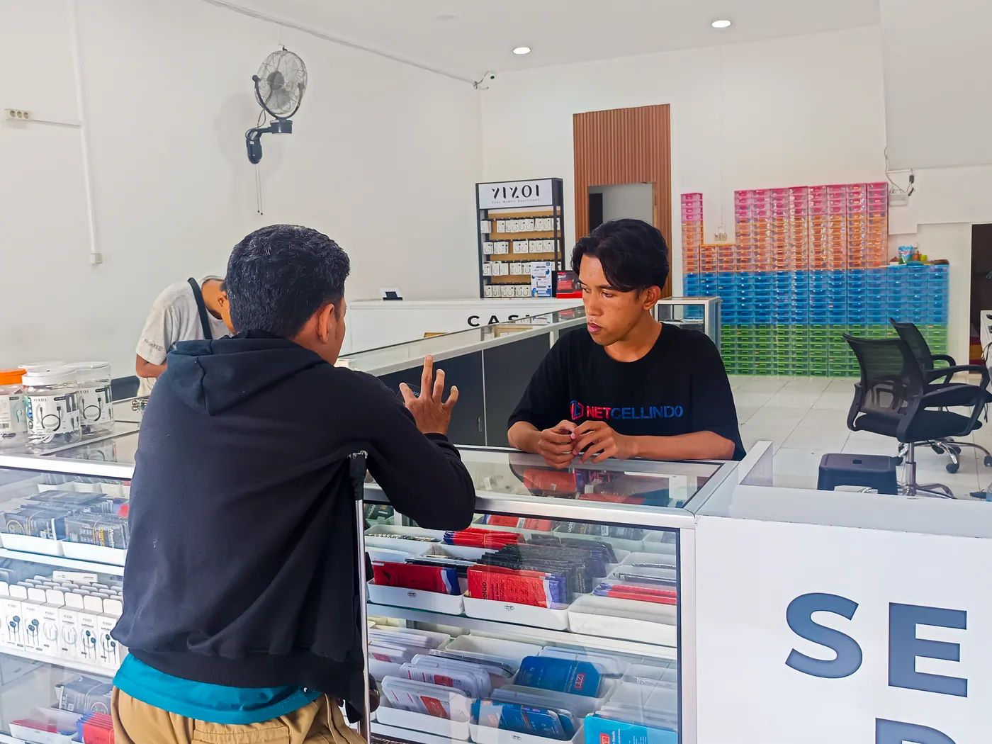 Staf NET CELLINDO Gorontalo melayani pelanggan di meja penerimaan HP