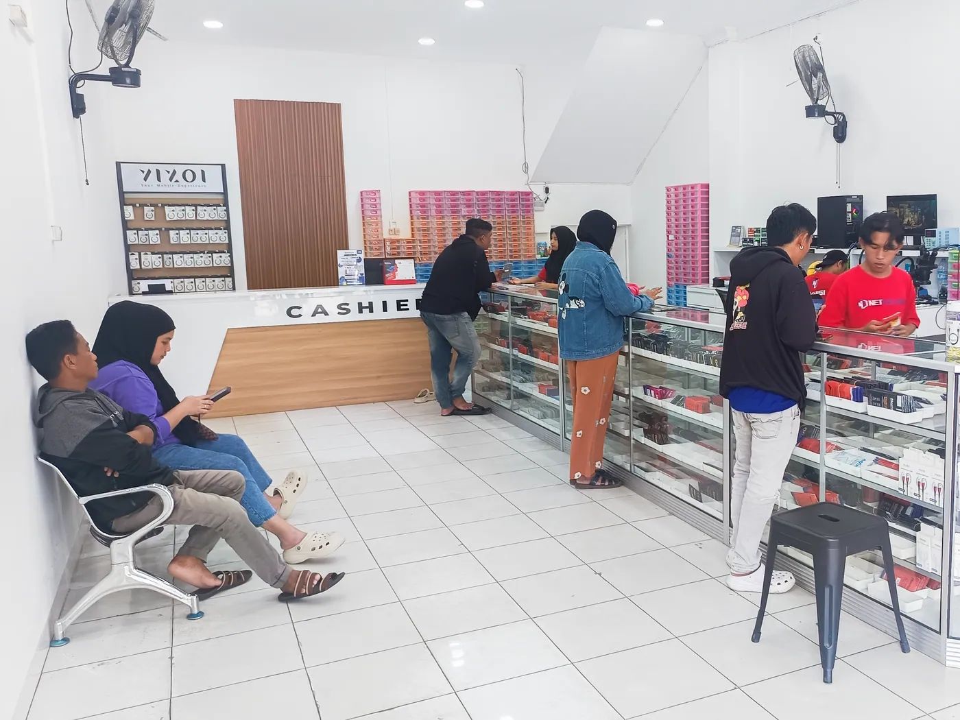 Suasana toko NET CELLINDO Gorontalo dengan pelanggan