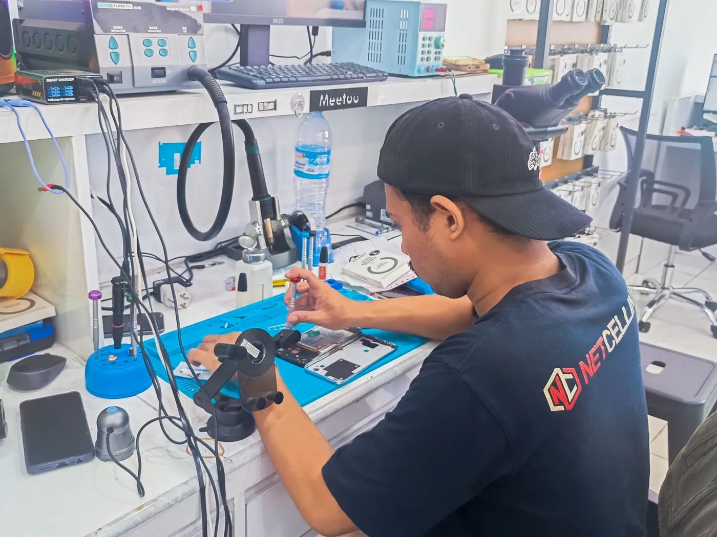 Teknisi NET CELLINDO Gorontalo memperbaiki HP dengan peralatan profesional