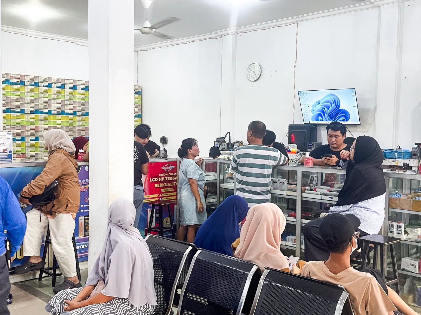 Suasana toko NET CELLINDO Jambi dengan pelanggan