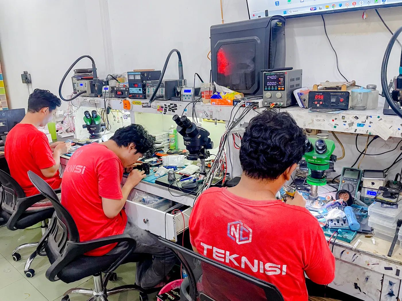 Teknisi NET CELLINDO Jambi memperbaiki HP dengan peralatan profesional