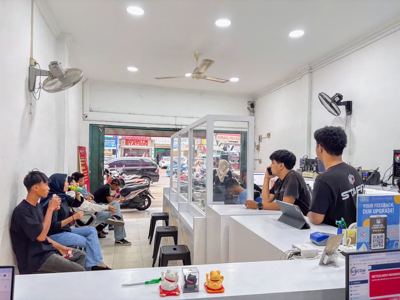 Suasana toko NET CELLINDO Jambi dengan pelanggan