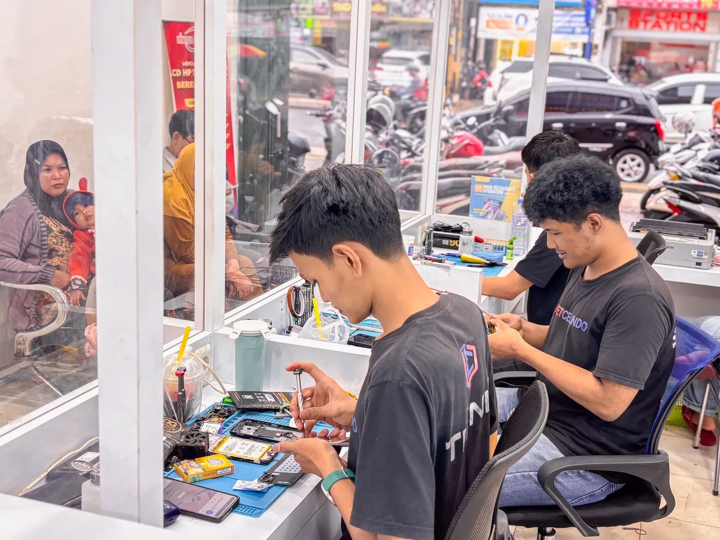 Teknisi NET CELLINDO Jambi memperbaiki HP dengan peralatan profesional