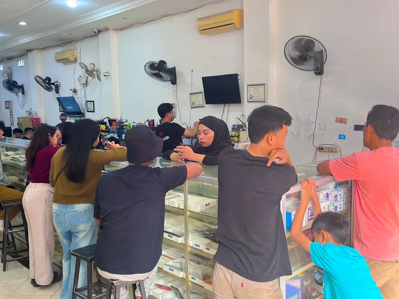 Staf NET CELLINDO Bandar Lampung melayani pelanggan di meja penerimaan HP