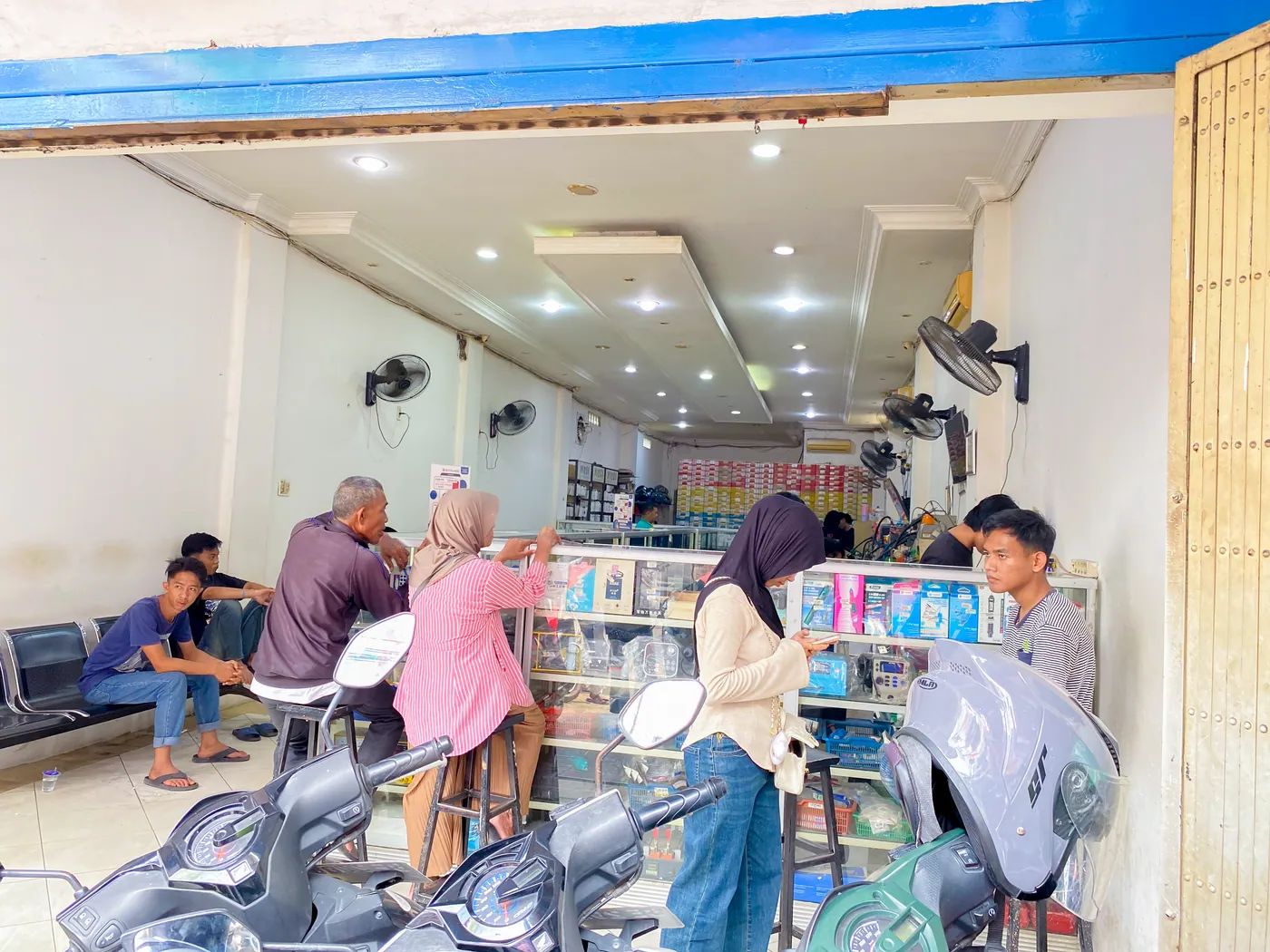 Suasana toko NET CELLINDO Bandar Lampung dengan pelanggan