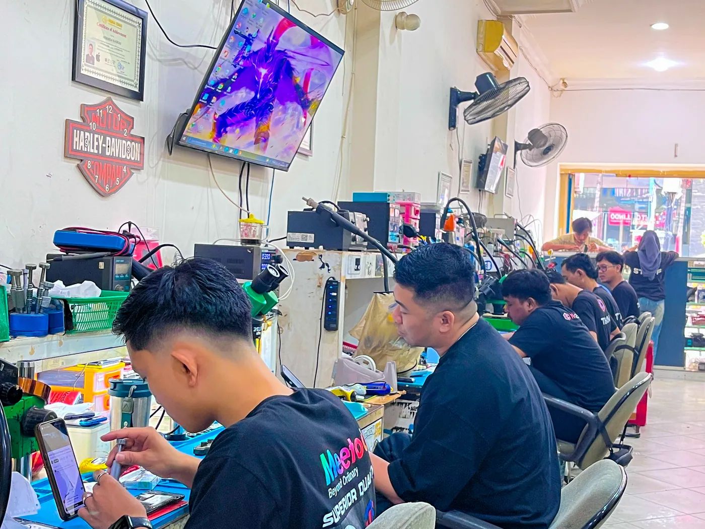 Teknisi NET CELLINDO Bandar Lampung memperbaiki HP dengan peralatan profesional