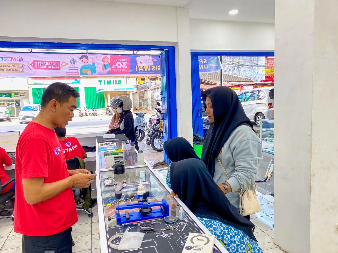 Suasana toko NET CELLINDO Makassar dengan pelanggan