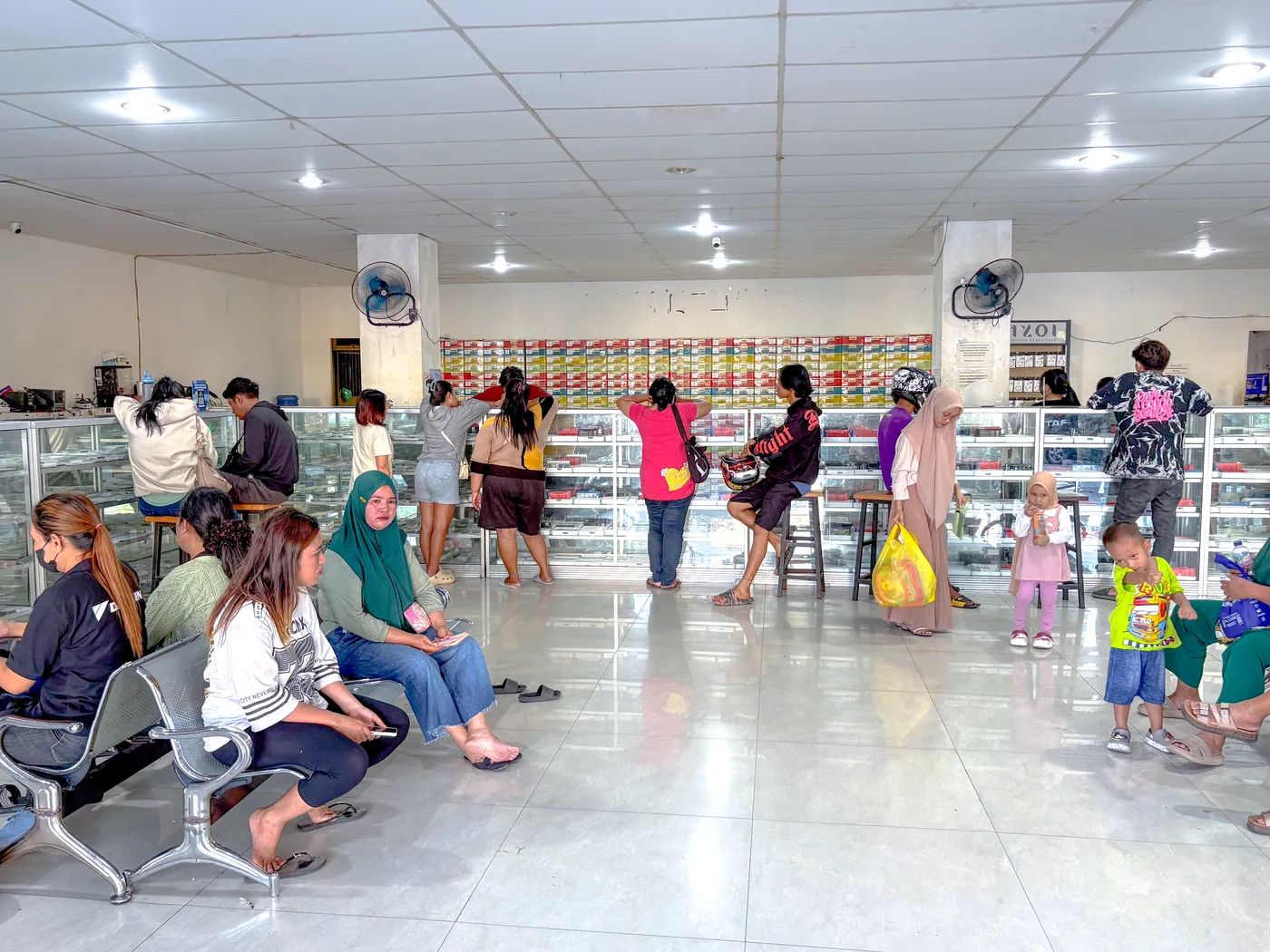 Suasana toko NET CELLINDO Manado dengan pelanggan