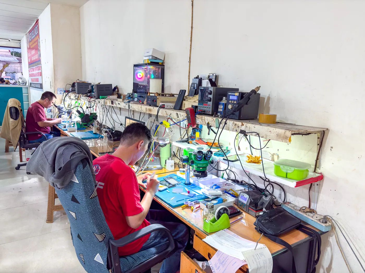 Teknisi NET CELLINDO Manado memperbaiki HP dengan peralatan profesional