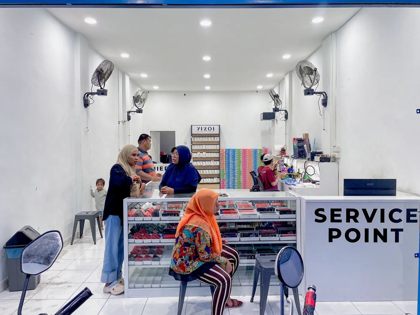 Suasana toko NET CELLINDO Medan dengan pelanggan