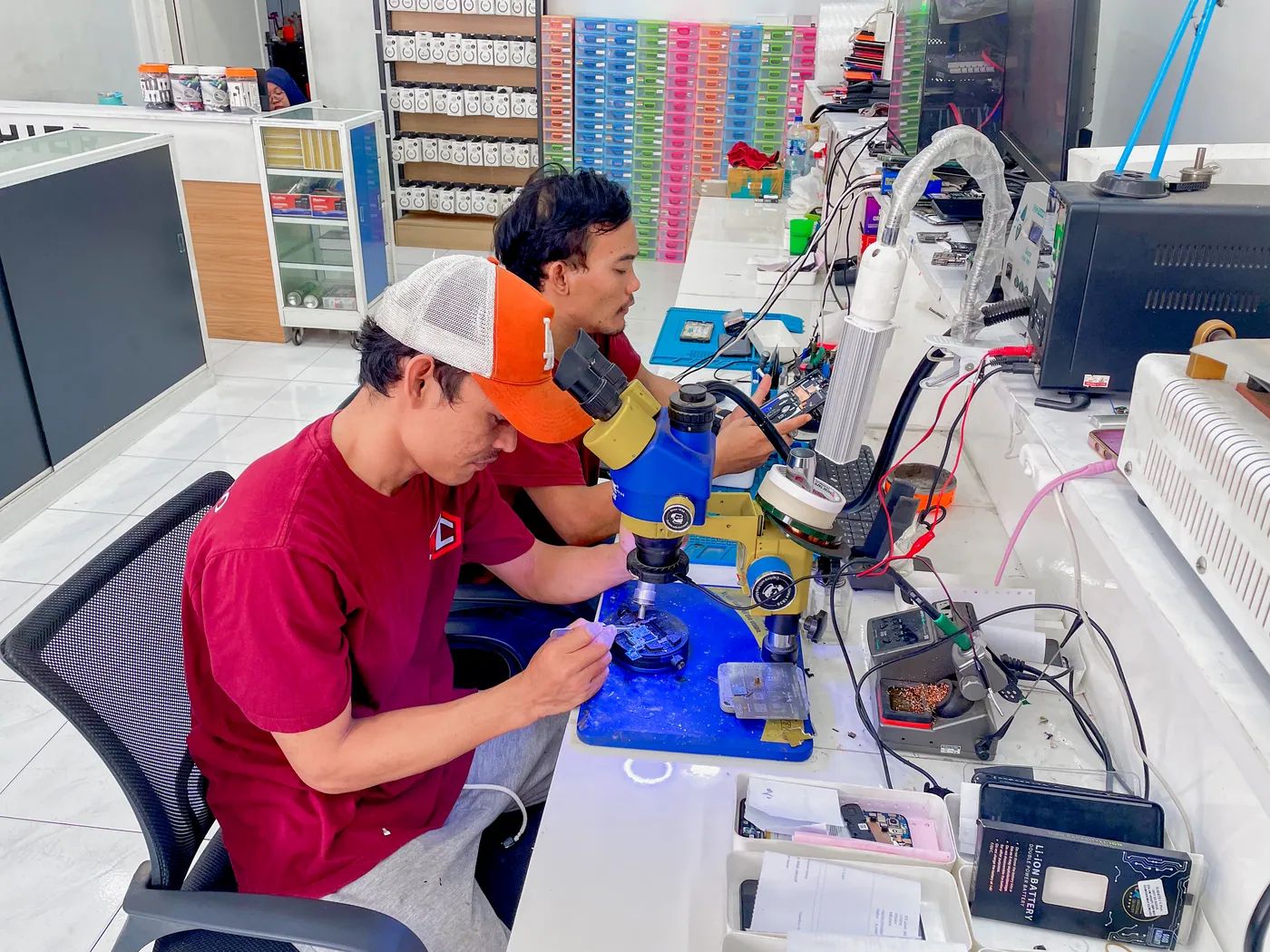 Teknisi NET CELLINDO Medan memperbaiki HP dengan peralatan profesional