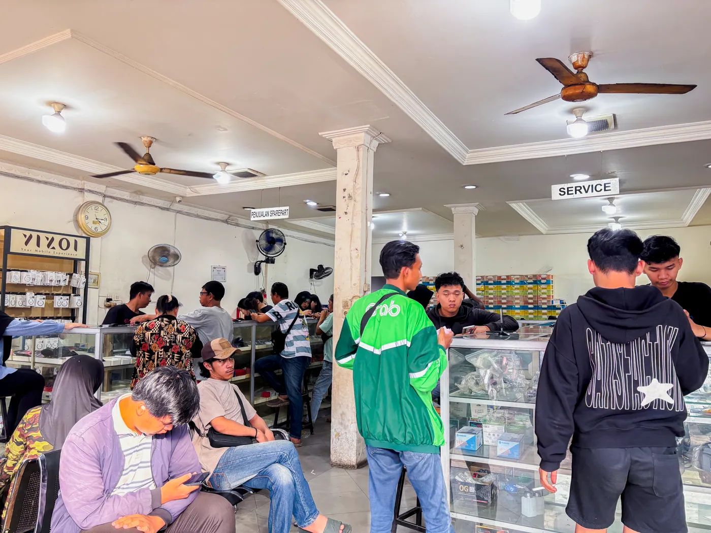 Suasana toko NET CELLINDO Palembang dengan pelanggan