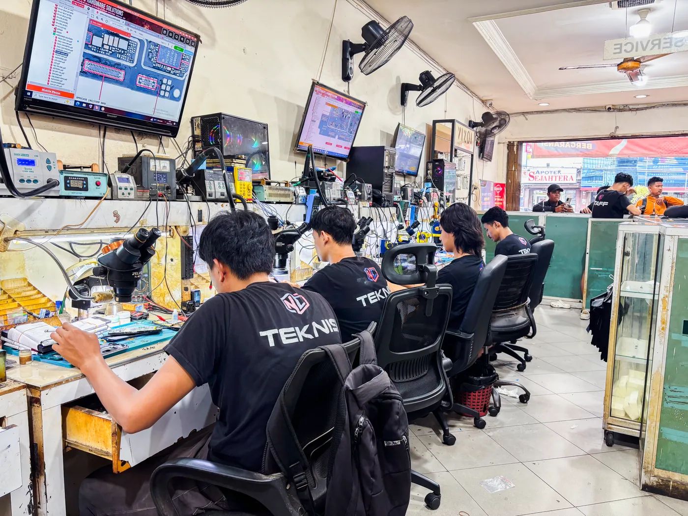 Teknisi NET CELLINDO Palembang memperbaiki HP dengan peralatan profesional