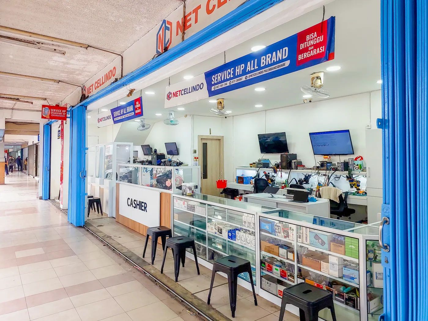 Area servis dan etalase sparepart di dalam toko NET CELLINDO Palembang PS