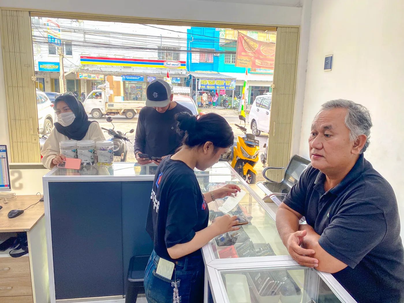 Suasana toko NET CELLINDO Palembang dengan pelanggan