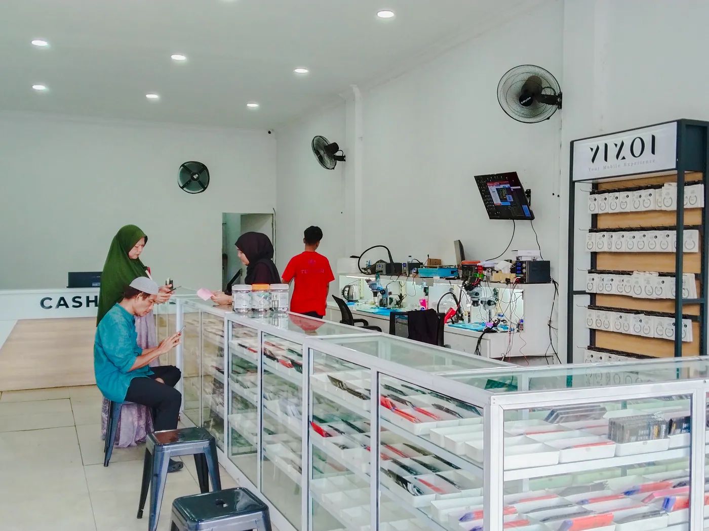 Suasana toko NET CELLINDO Pekanbaru dengan pelanggan