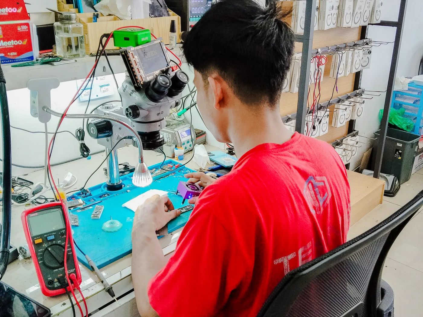 Teknisi NET CELLINDO Pekanbaru memperbaiki HP dengan peralatan profesional