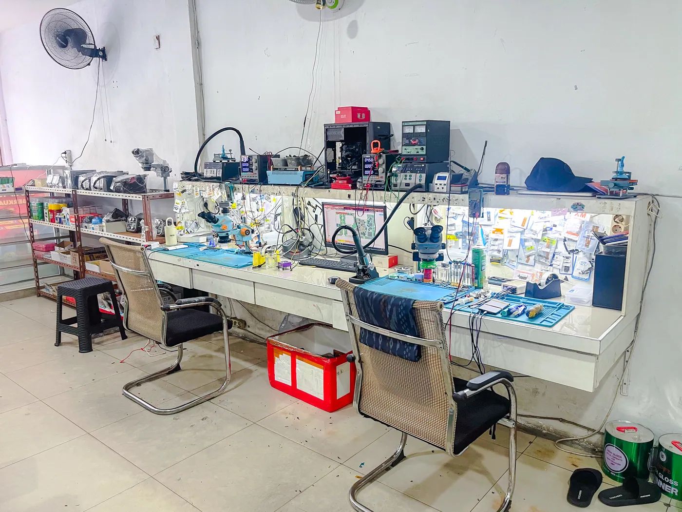 Meja kerja dan peralatan servis HP lengkap di NET CELLINDO Pekanbaru