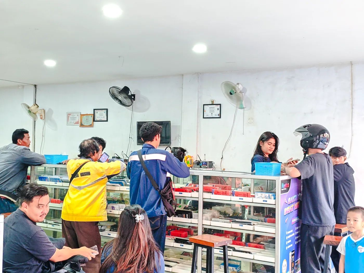 Suasana toko NET CELLINDO Pekanbaru dengan pelanggan