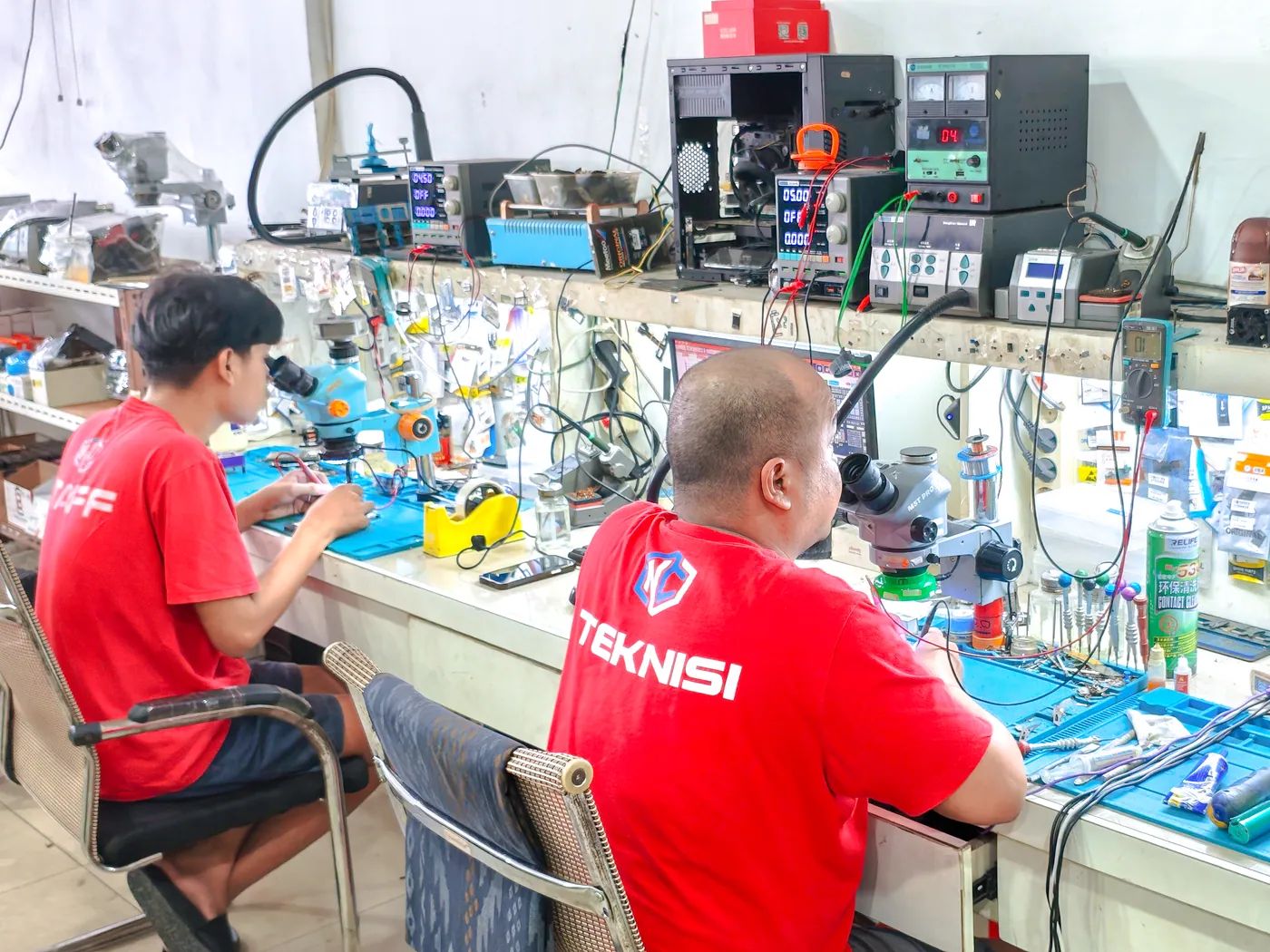 Teknisi NET CELLINDO Pekanbaru memperbaiki HP dengan peralatan profesional