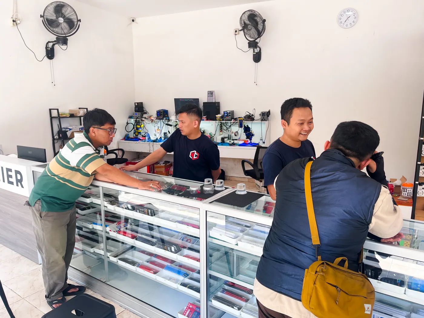 Area servis dan ruang tunggu di dalam toko NET CELLINDO Surabaya