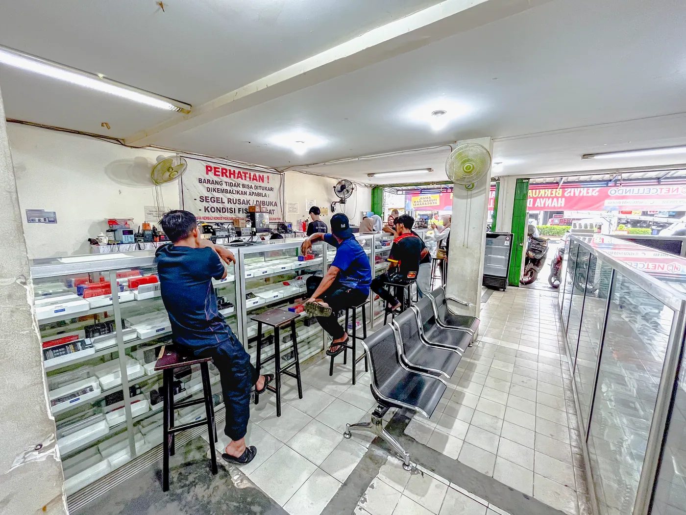Area servis dan ruang tunggu di dalam toko NET CELLINDO Pangkal Pinang