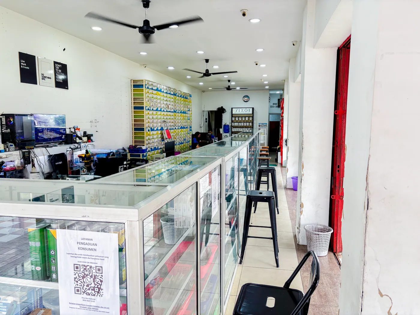 Area servis dan ruang tunggu di dalam toko NET CELLINDO Bengkulu