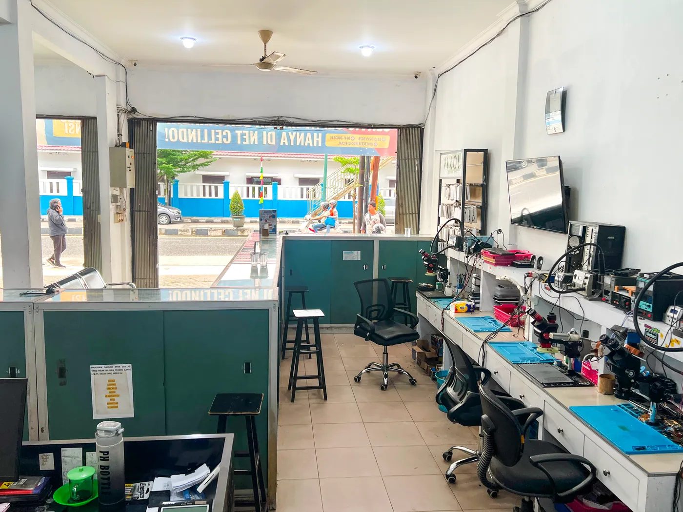 Area servis dan ruang tunggu di dalam toko NET CELLINDO Jambi