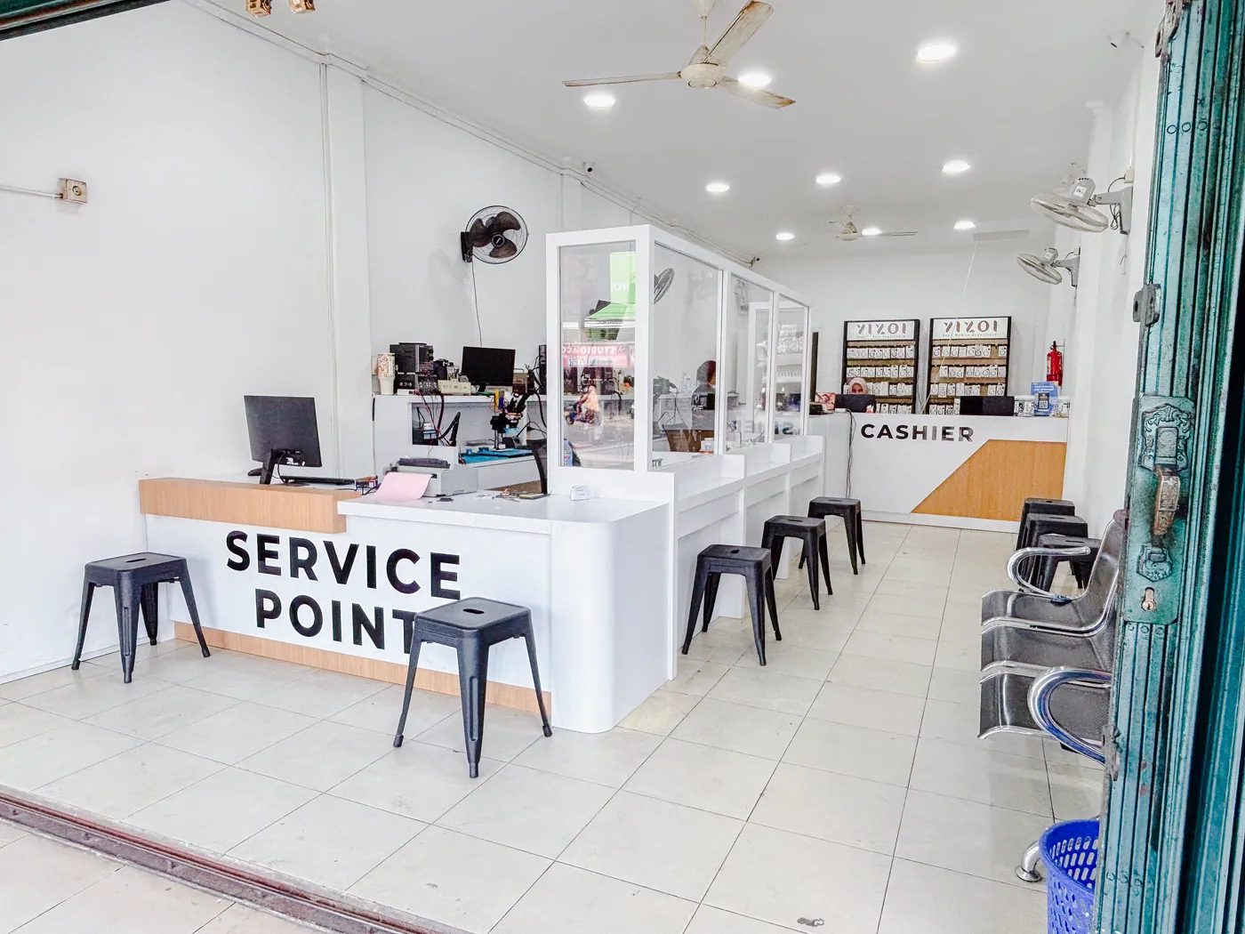 Area servis dan ruang tunggu di dalam toko NET CELLINDO Jambi
