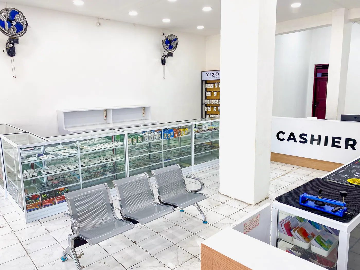 Area servis dan ruang tunggu di dalam toko NET CELLINDO Makassar
