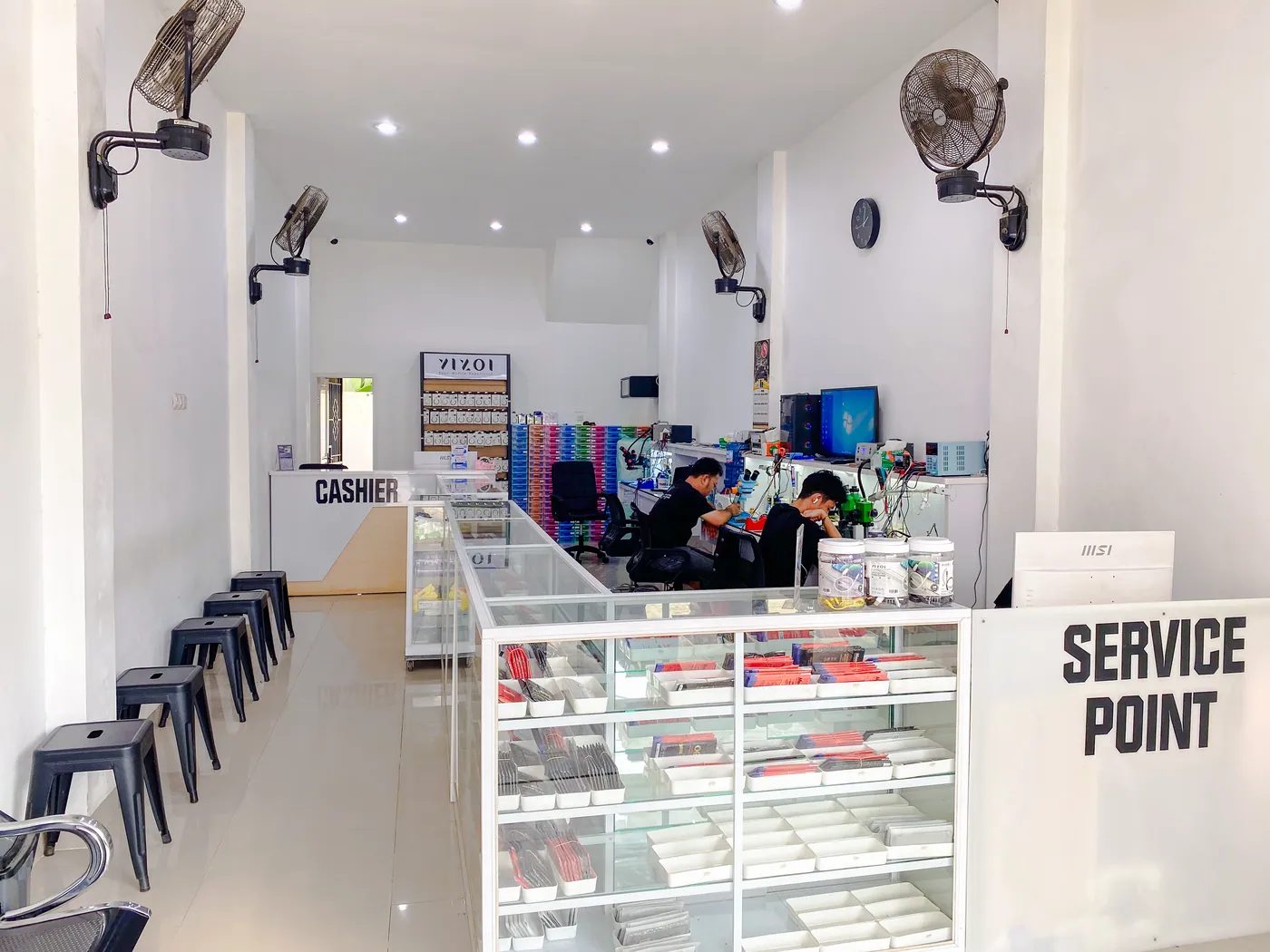 Area servis dan ruang tunggu di dalam toko NET CELLINDO Palembang