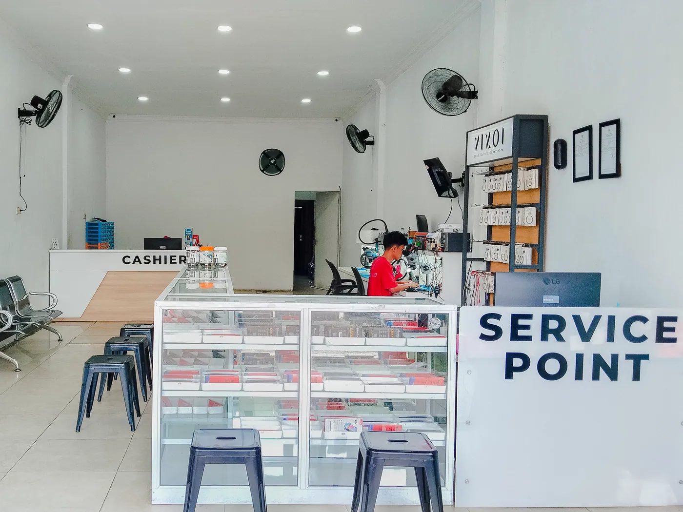 Area servis dan ruang tunggu di dalam toko NET CELLINDO Pekanbaru