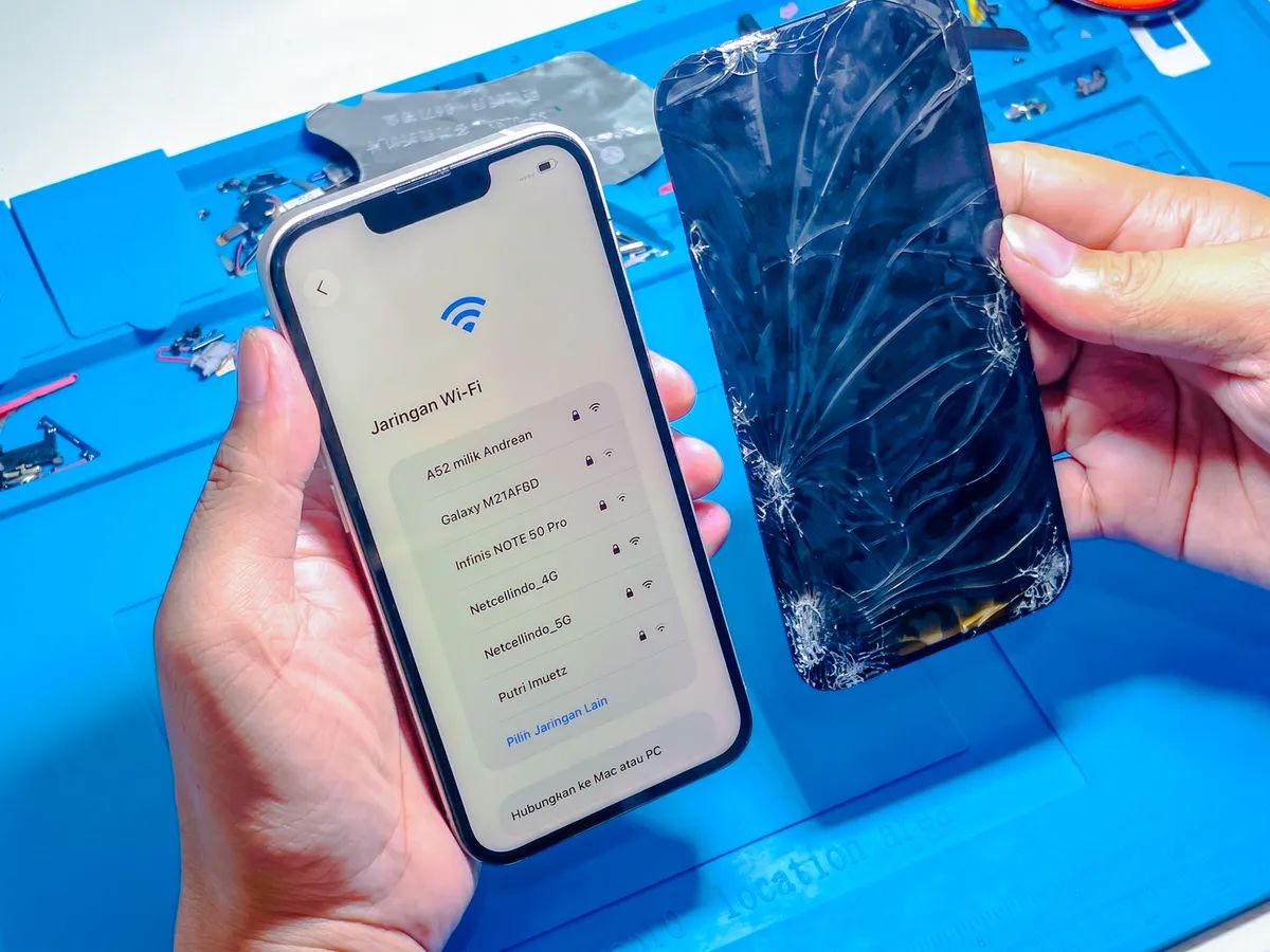 iPhone kembali normal setelah ganti layar pecah, diuji fungsi oleh teknisi NET CELLINDO