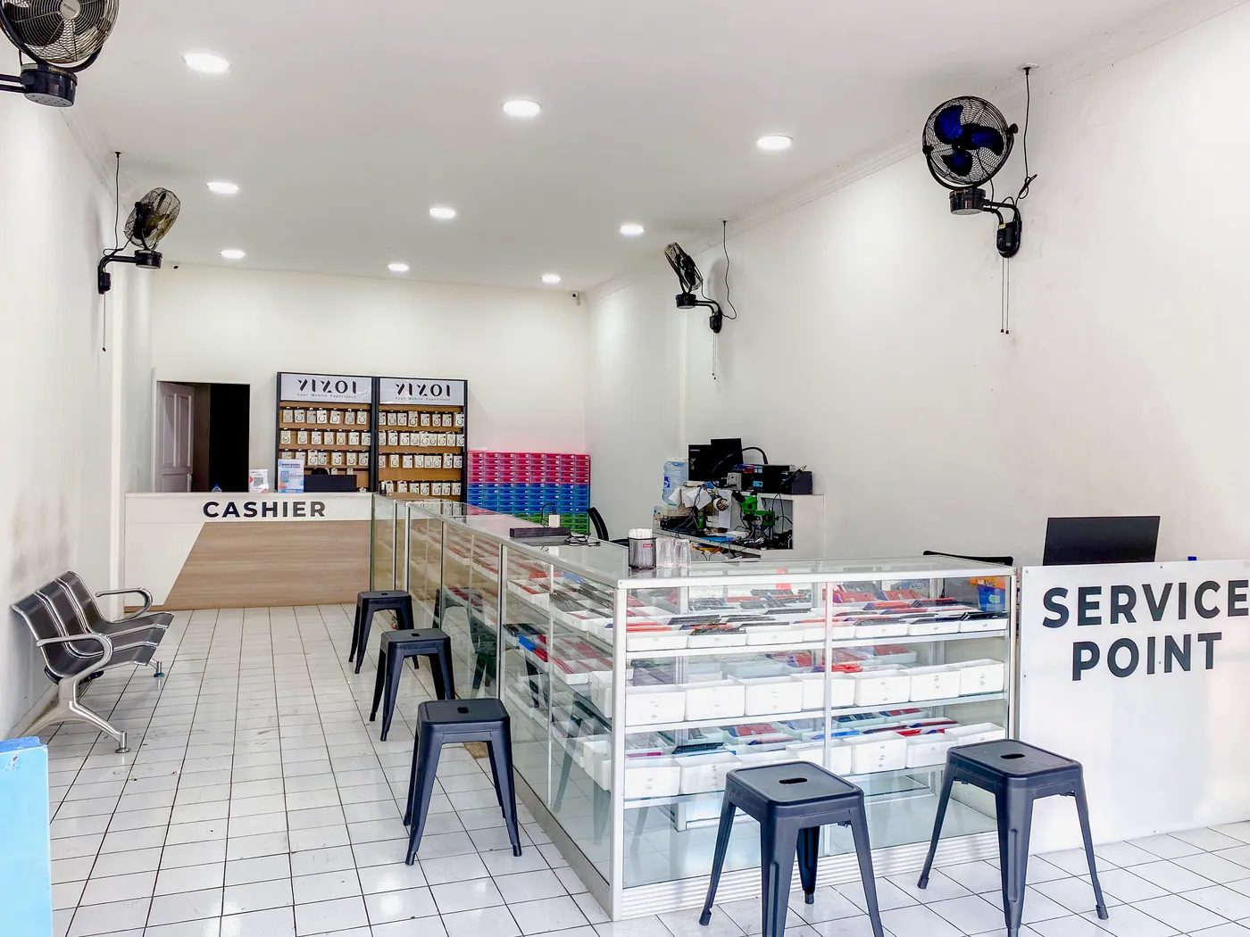 Area servis dan ruang tunggu di dalam toko NET CELLINDO Serpong