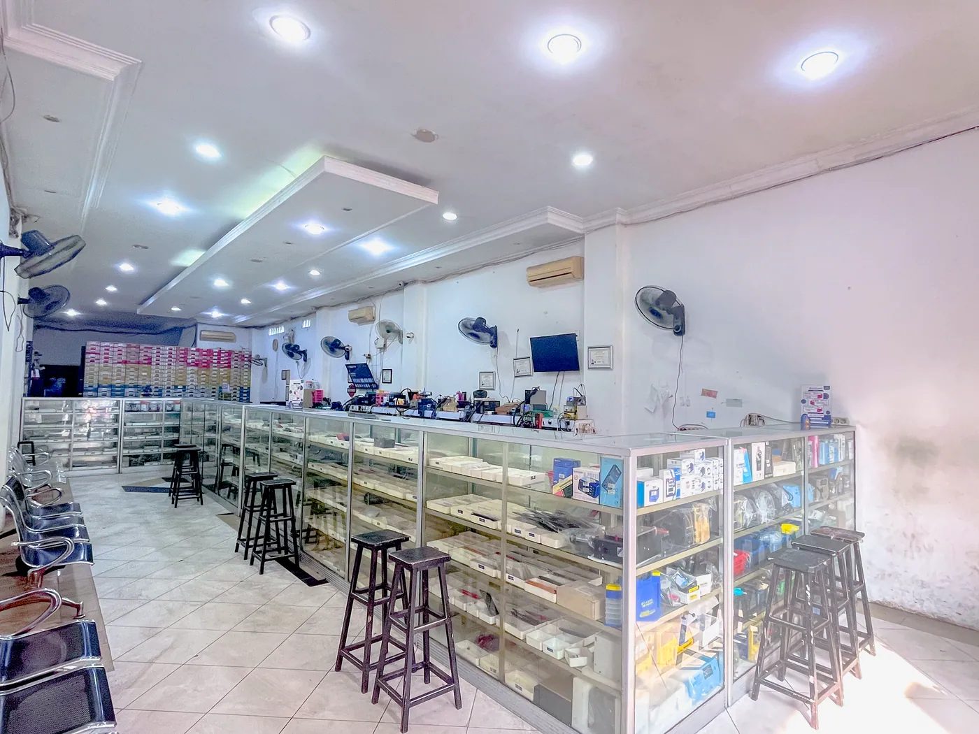 Area servis dan ruang tunggu di dalam toko NET CELLINDO Bandar Lampung
