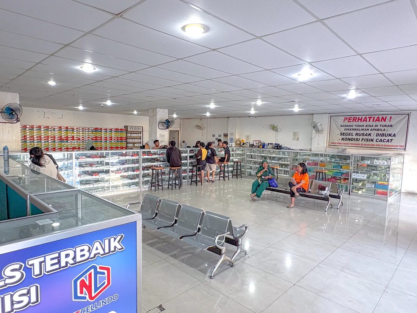 Area servis dan ruang tunggu di dalam toko NET CELLINDO Manado