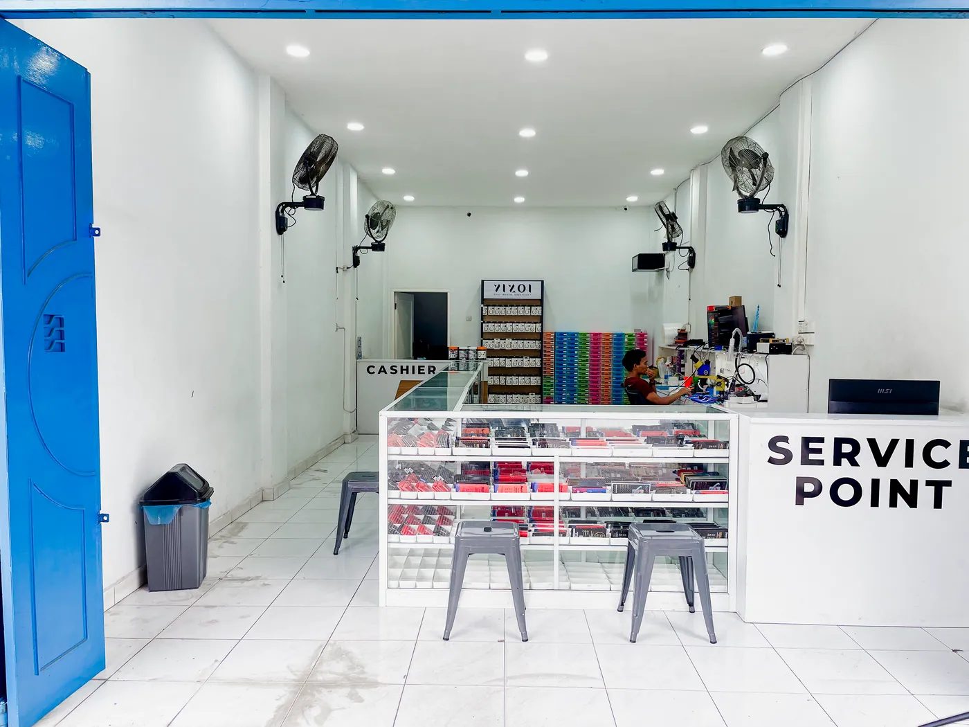 Area servis dan ruang tunggu di dalam toko NET CELLINDO Medan