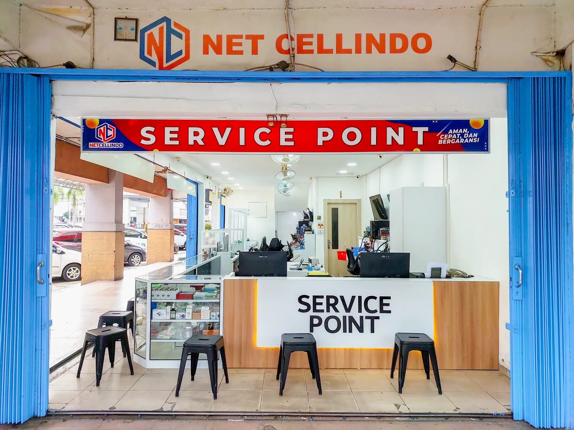 Tampak depan booth NET CELLINDO Palembang PS dengan papan SERVICE POINT di Palembang Square Mall