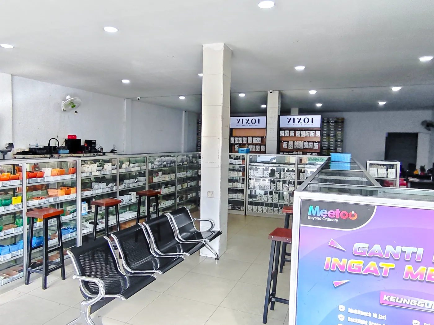 Area servis dan ruang tunggu di dalam toko NET CELLINDO Pekanbaru